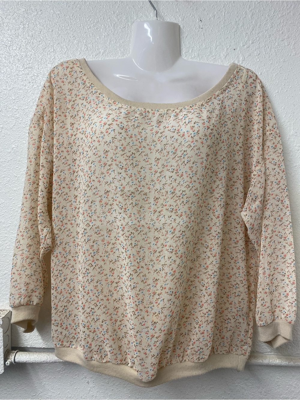 iris - Cream Ditzy -Floral semi sheer Scoopneck shirt- Large